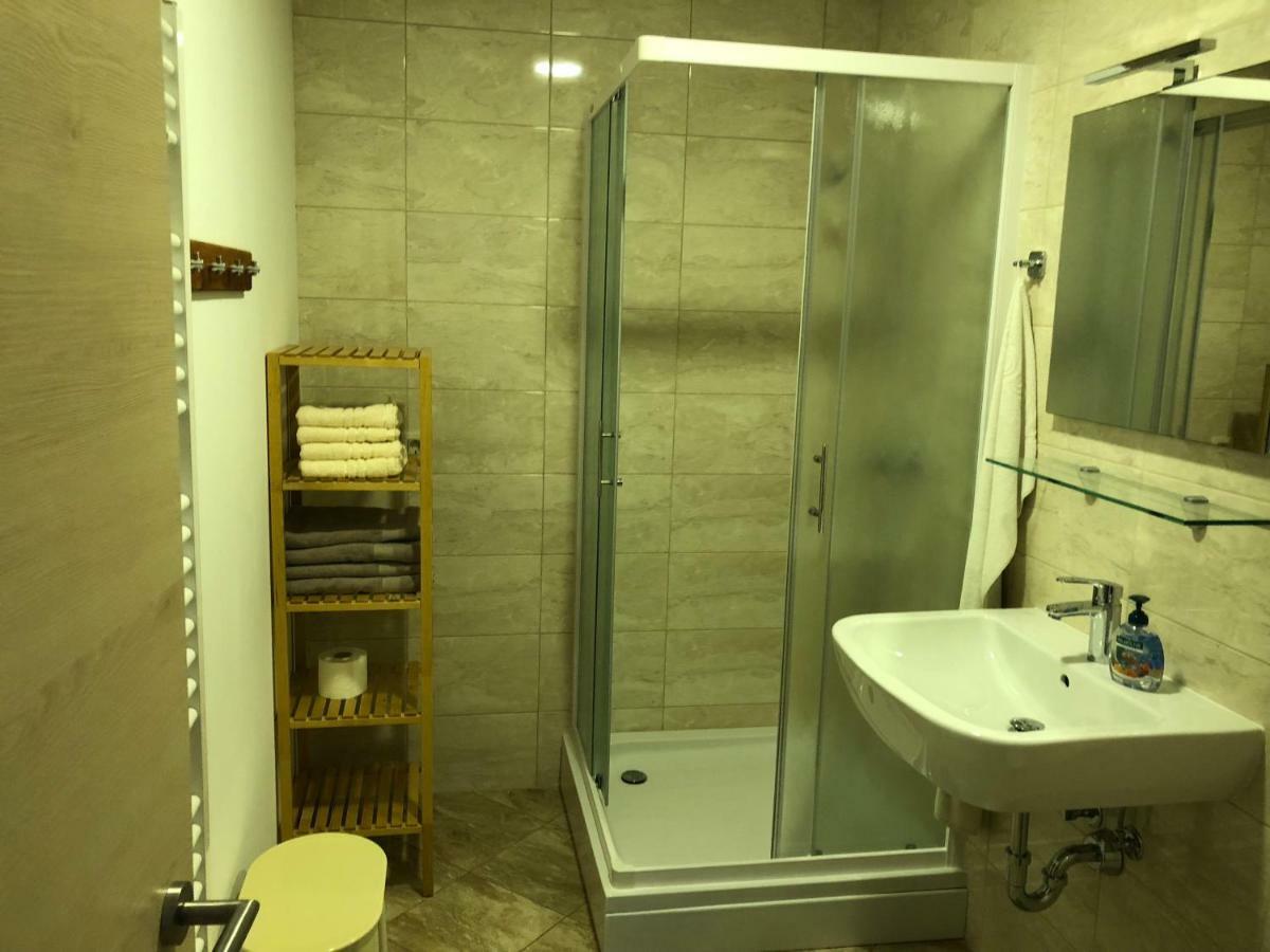 Apartma Linhartov Trg ราโดว์ลิตซา ภายนอก รูปภาพ